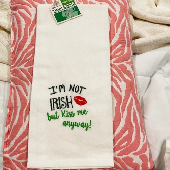F18-NEW Irish Kiss Me Cotton Tea Towel - Picture 1 of 6